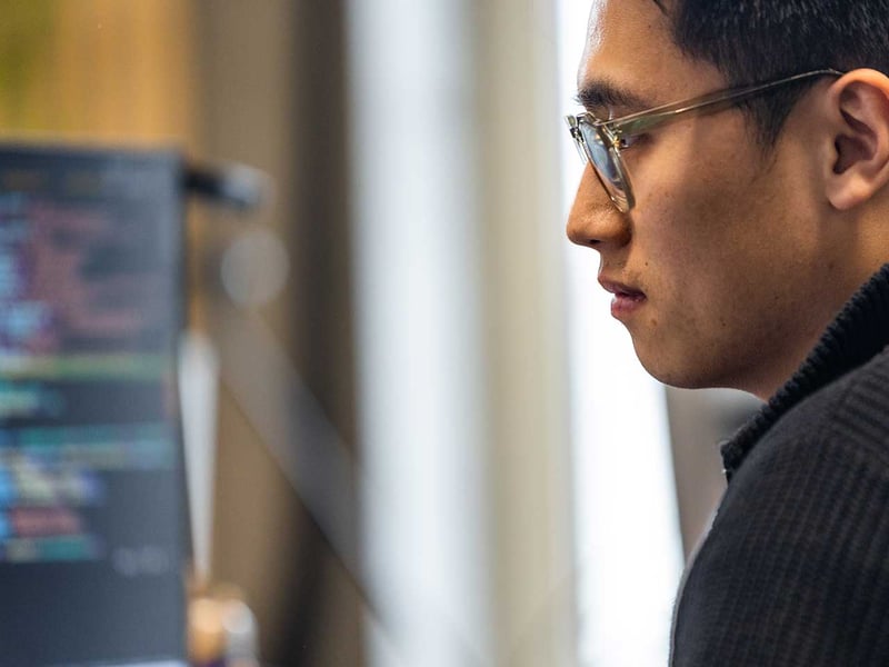 IT-udvikler arbejder på applikationsmodernisering