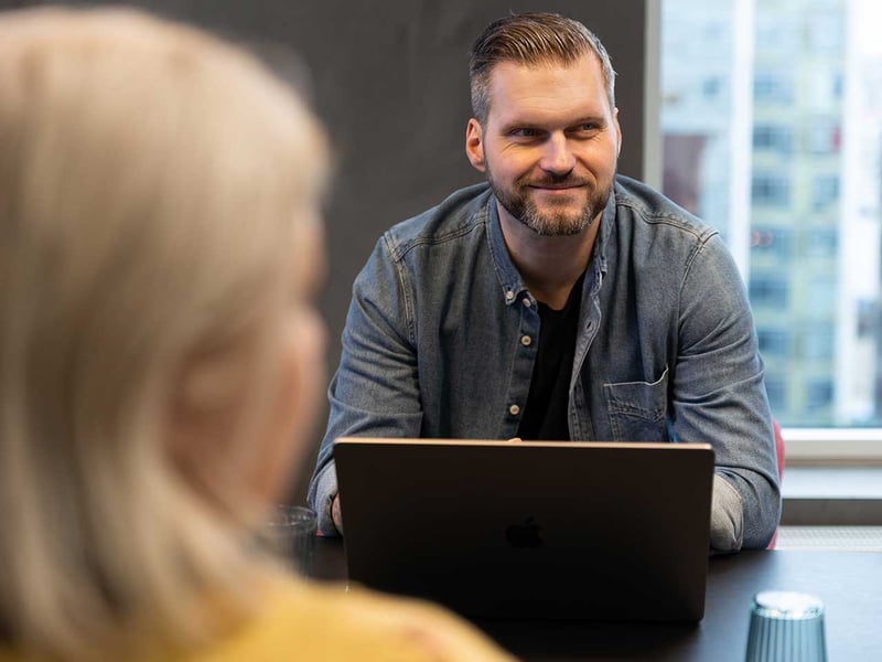 IT-konsulent skriver om forskellen mellem digital transformation og digitalisering