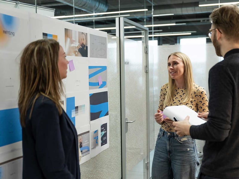 kollegaer-arbejder-med-marketingstrategi