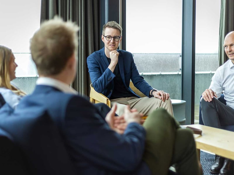 IT-konsulent arbejder med forskellen mellem digital transformation og digitalisering