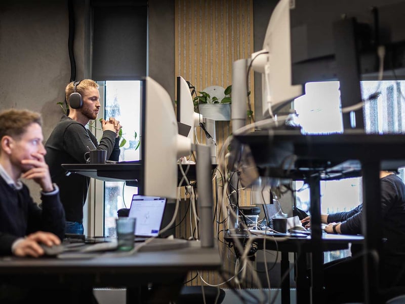 2 konsulenter arbejder med at integrereAzure Integrations Services
