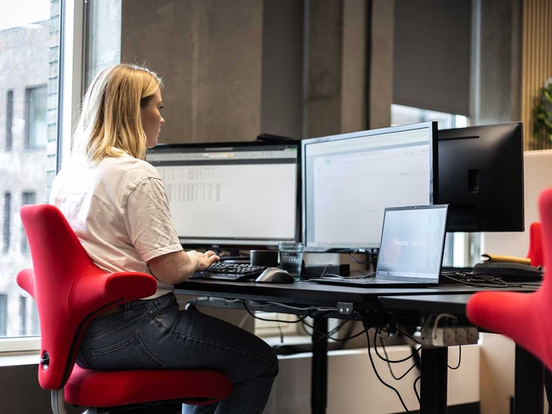 Medarbejder arbejder med automatisering