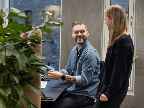 Kollegaer snakker sammen