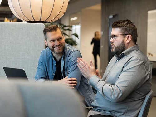 To mænd taler om integrationsplatforme