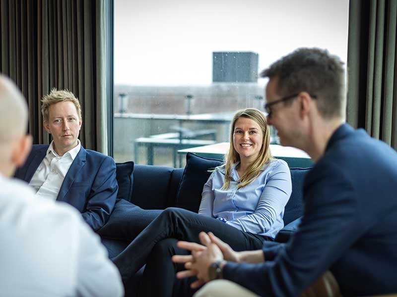 kollegaer sidder i sofa og snakker