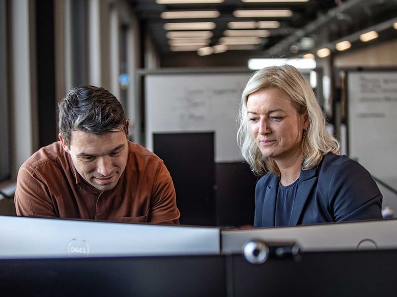 To Angular-udviklere der kigger på en computerskærm