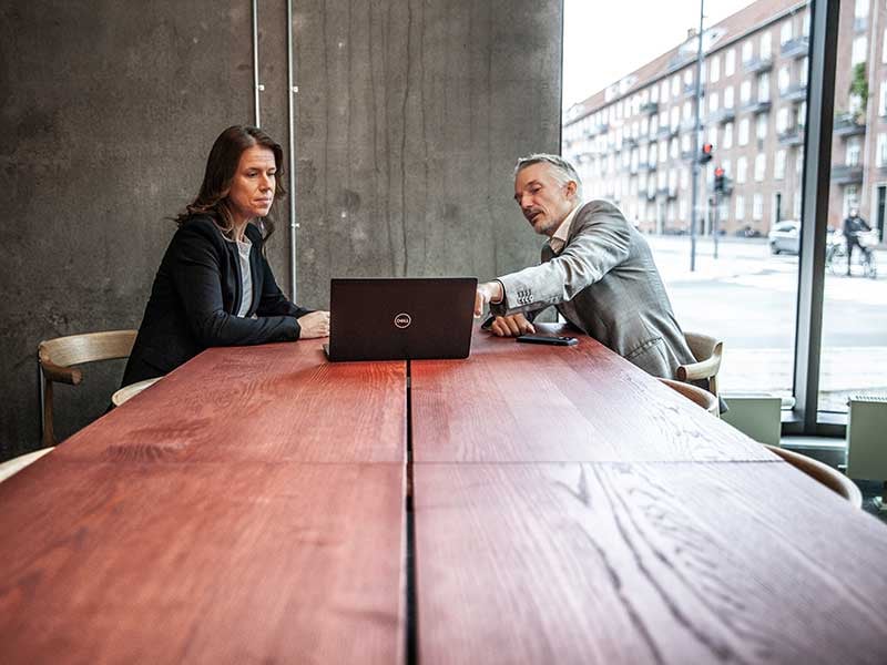 To personer diskuterer selvbetjeningsløsninger