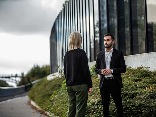 To IT-konsulenter står og snakker udenfor
