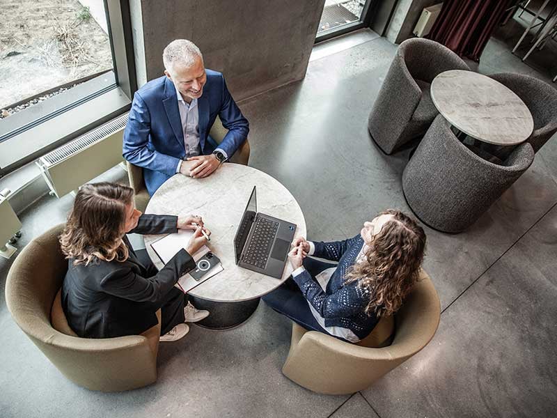 3 kolleger diskuterer automatisering af onboarding