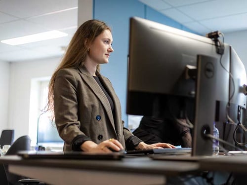 kvindelig ansat i twoday arbejder ved computer