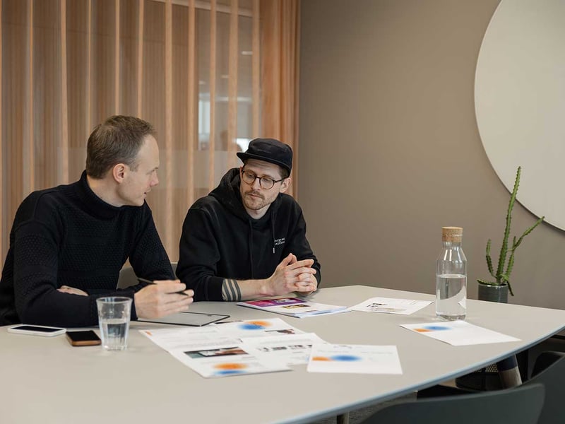 twoday kollegaer arbejder med branding