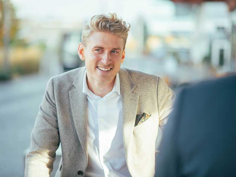 Specialist-klar-til-at-kigge-ind-i-Business-applications-for-dig