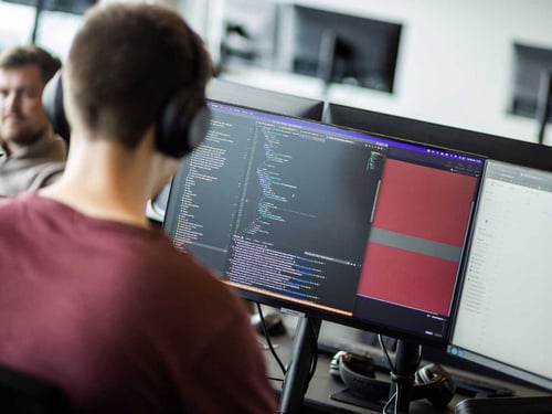 En React-konsulent, der sidder foran computeren