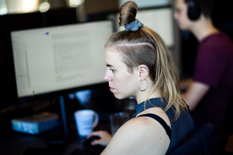 En Machine Learning-udvikler arbejder på en computer