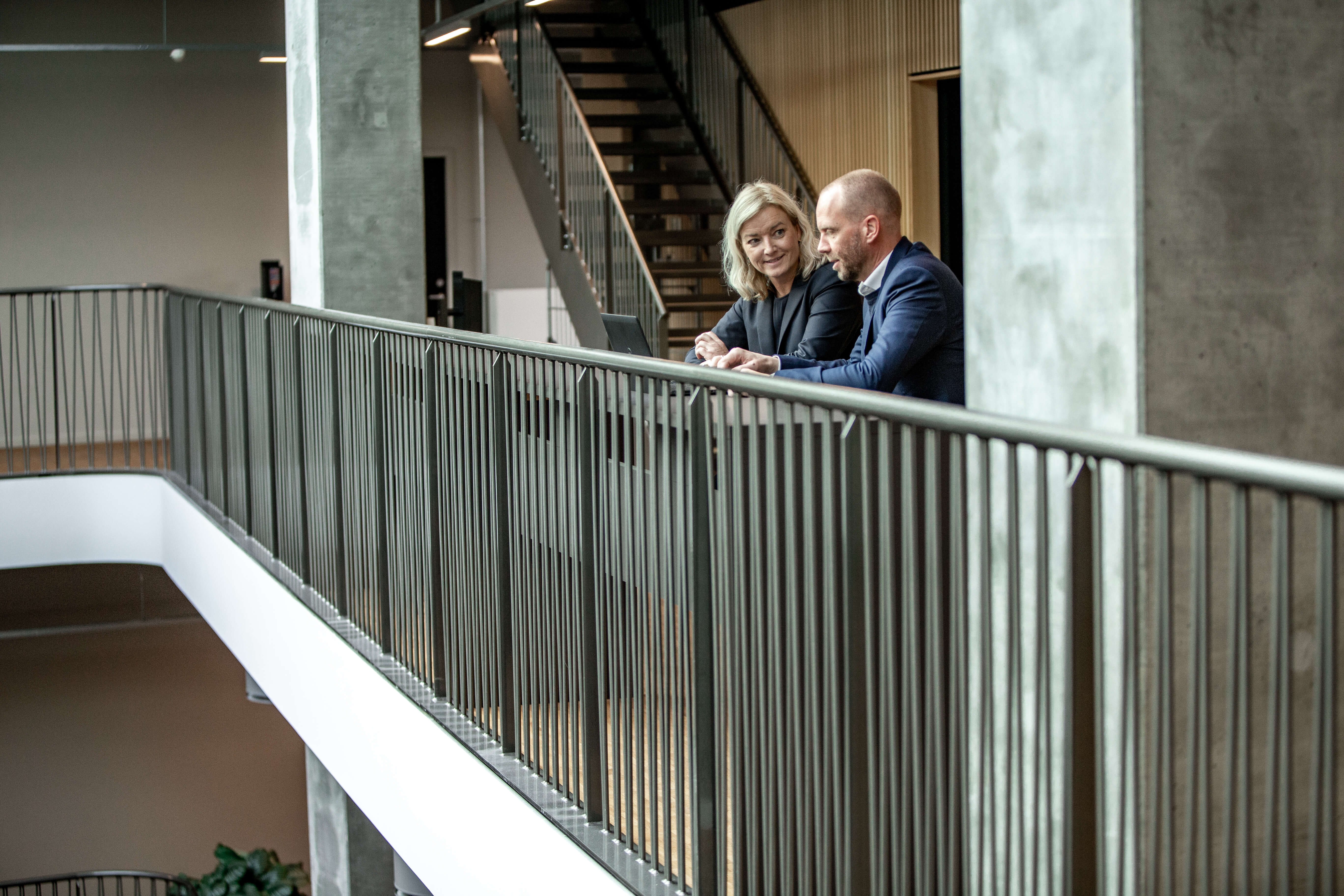 to-mennesker-taler-og-på-en-computer-på-en-gang-tiny