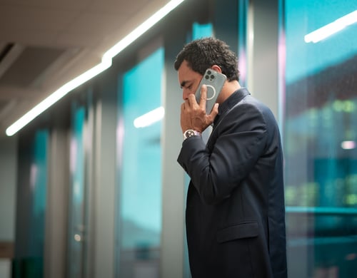 Mand står og snakker i telefon
